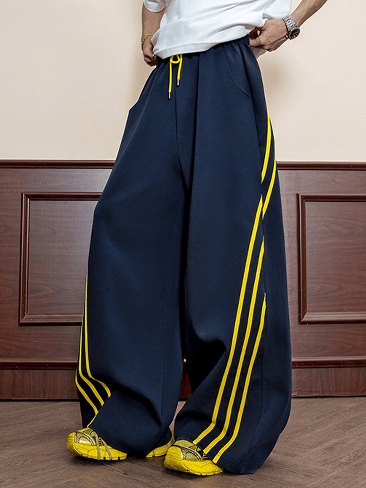 Pantalones deportivos azul marino – en modelo, lateral, piernas | XoKool