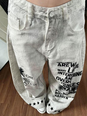 Offwhite Baggy Jeans mit Slogan-Print und Stern-Saum – am Model, Vorderansicht nah | XoKool