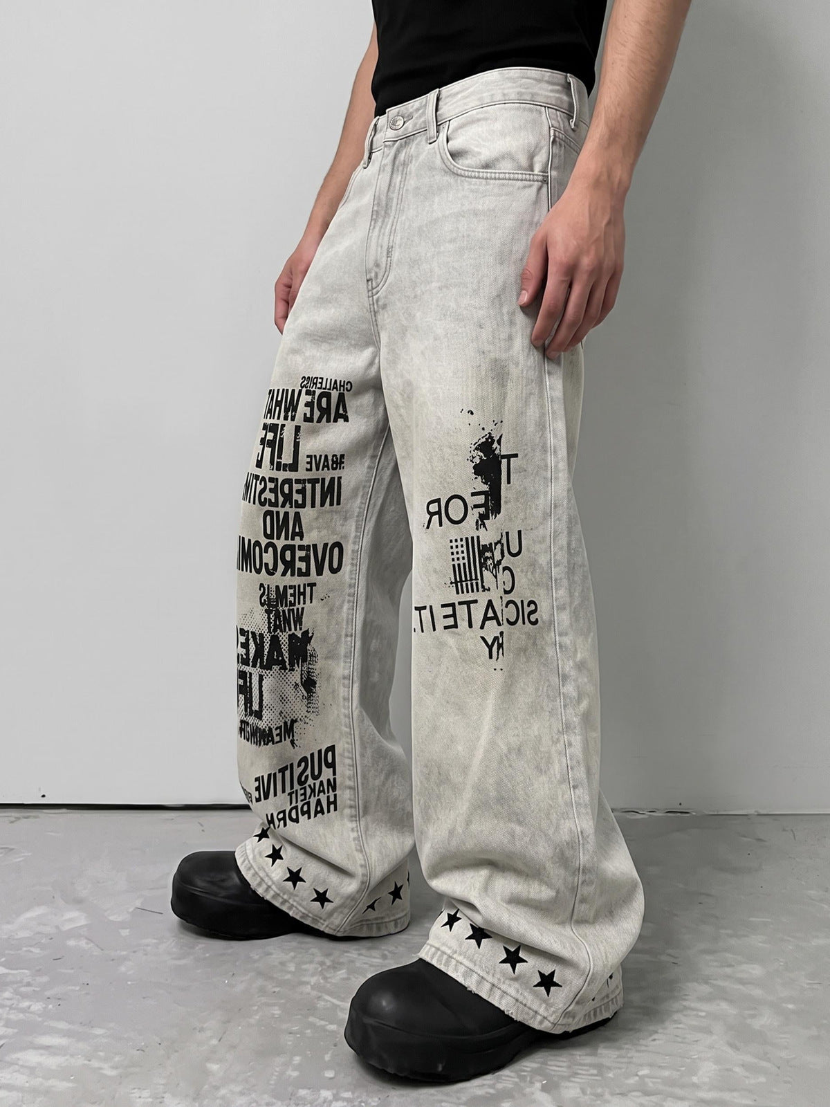 Offwhite Slogan Jeans – am Model, Seitenansicht | XoKool