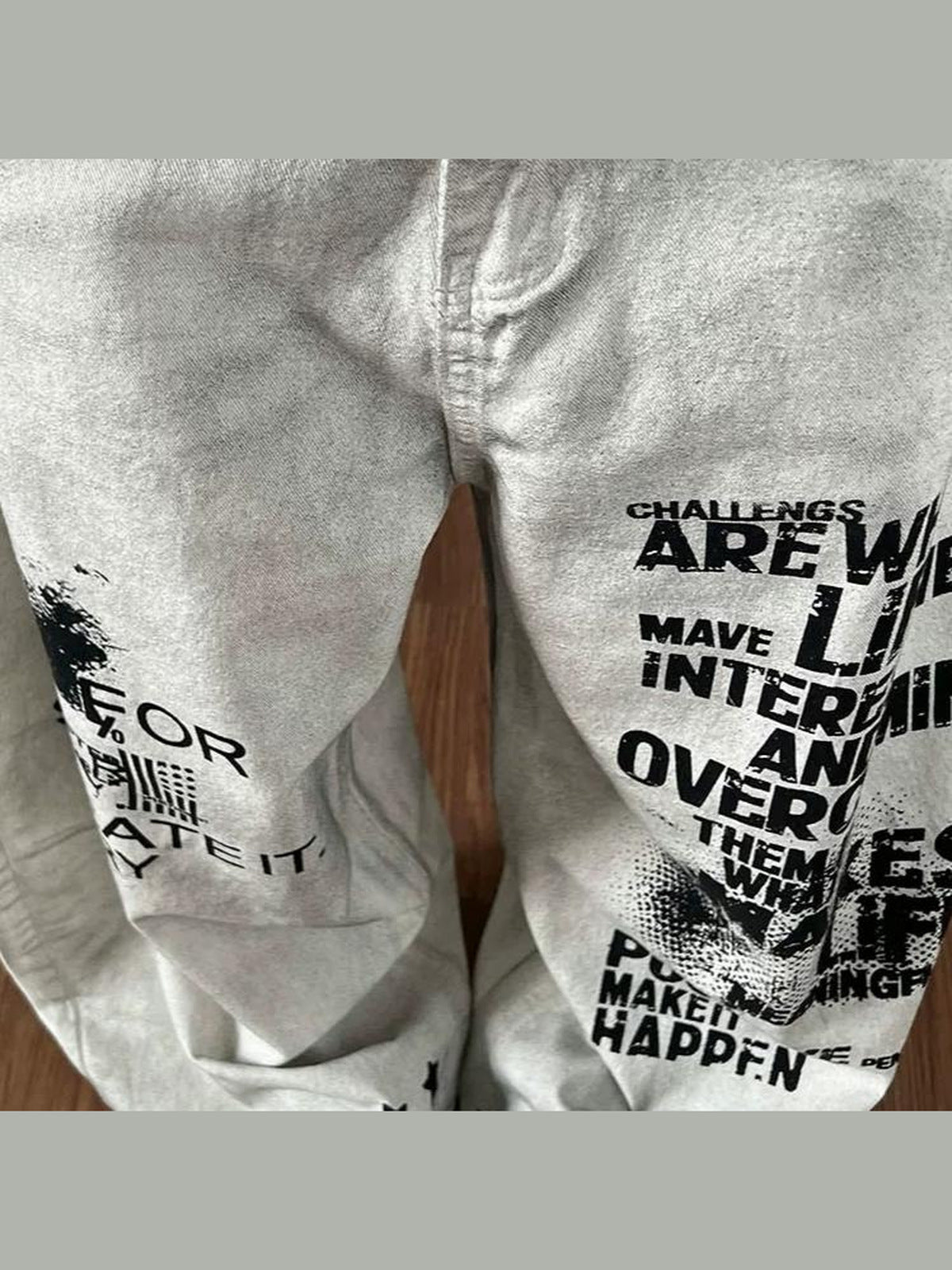 Off-White Baggy Jeans mit Slogan-Print und Stern am Saum – Schriftzug Nahaufnahme | XoKool