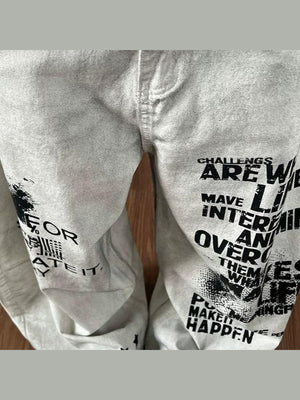 Off-White Baggy Jeans mit Slogan-Print und Stern am Saum – Schriftzug Nahaufnahme | XoKool