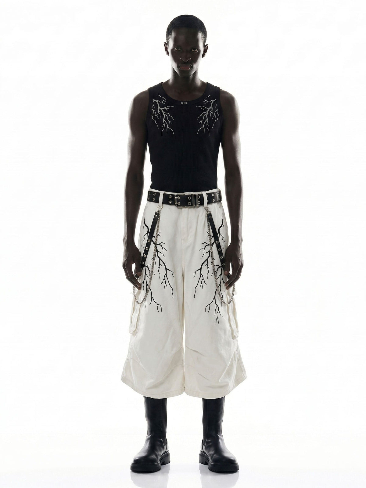 Cargoshorts in Off White mit Blitz-Print und Kettenriemen – am Model, vorne | XoKool