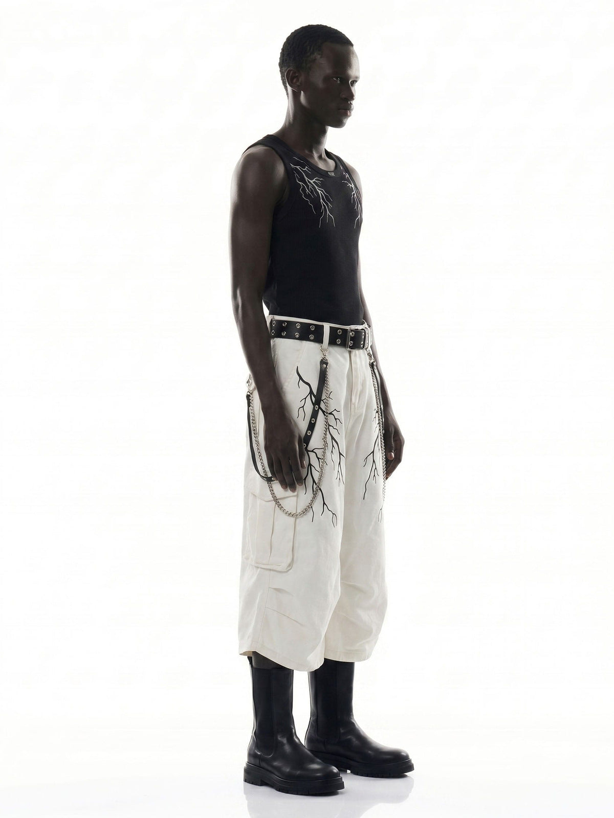 Cargoshorts mit Blitz-Print – am Model, seitlich | XoKool