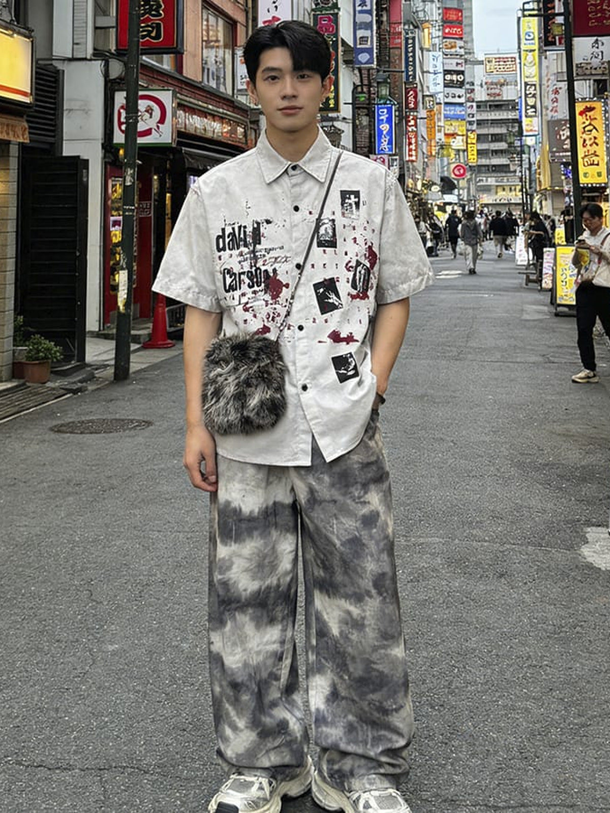 Offwhite Button-Up-Hemd mit Collage-Print – am Model, auf der Straße | XoKool