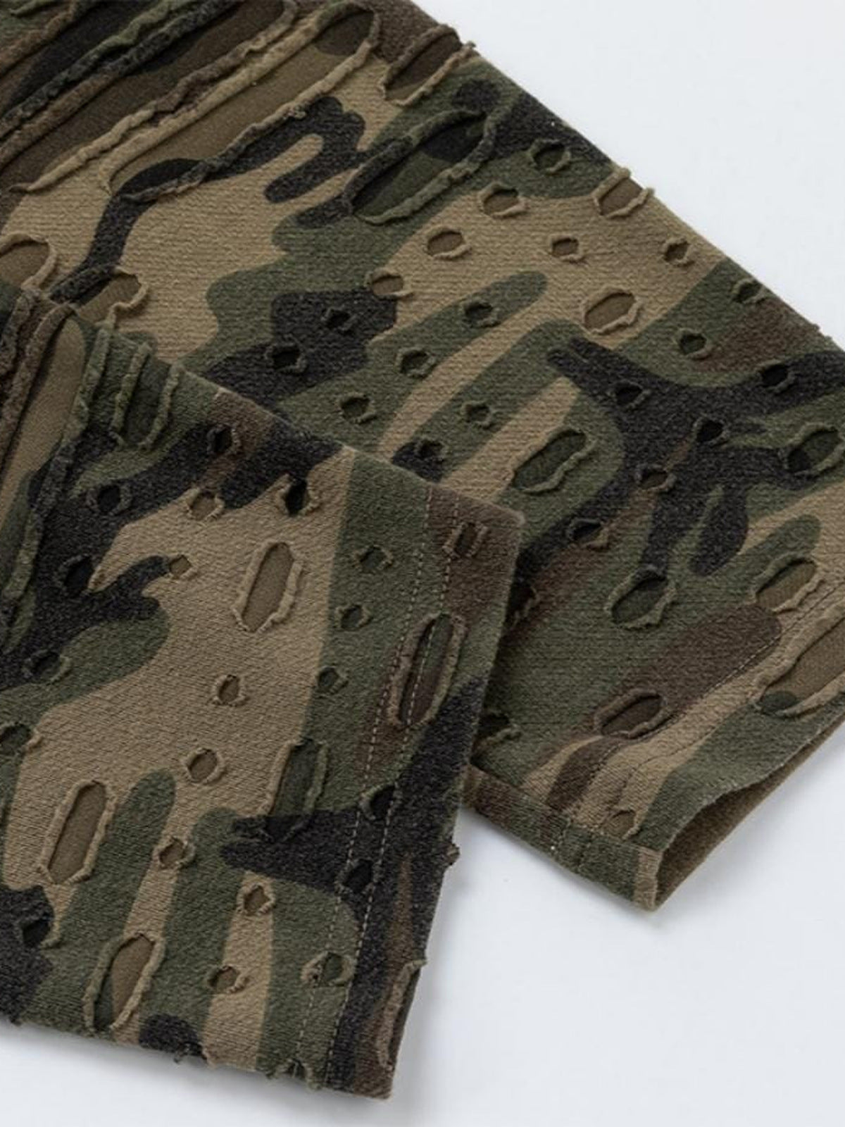 Camo Layered T-Shirt – Distressed Camo-Ärmel Nahaufnahme | XoKool