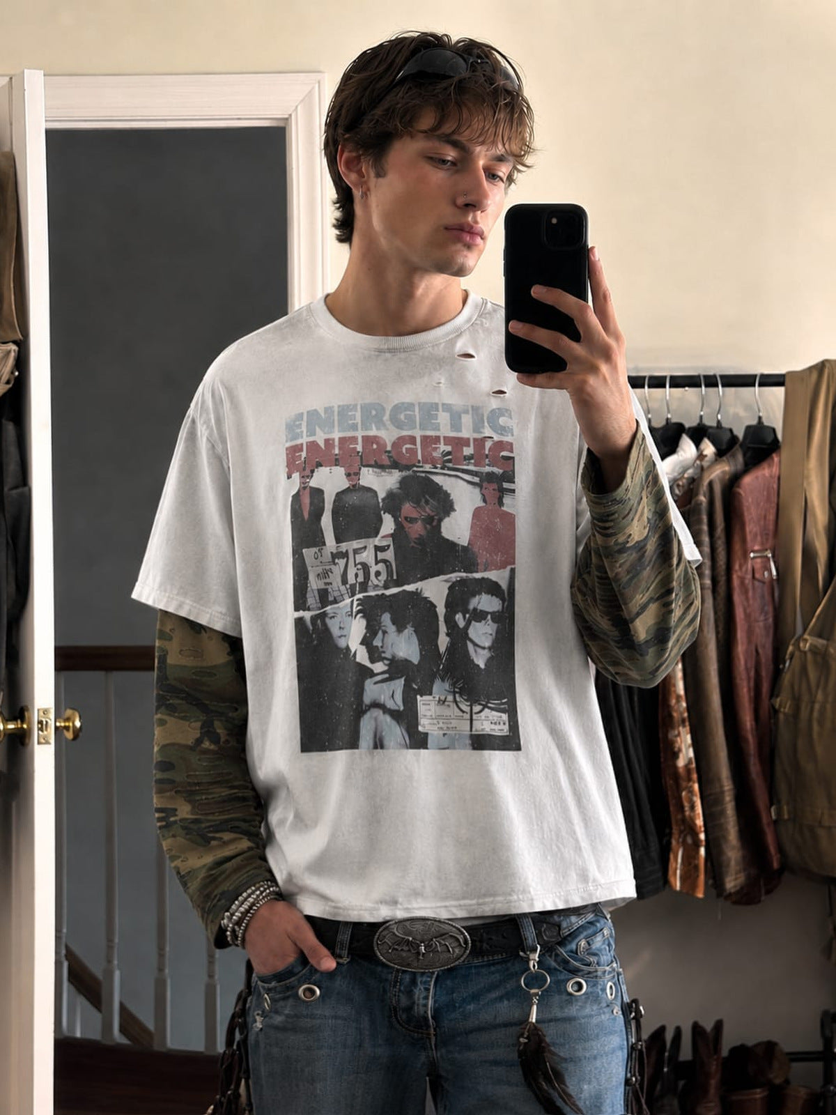 Off-White Layered T-Shirt mit Distressed Camo-Ärmeln – am Model, Spiegel-Selfie | XoKool