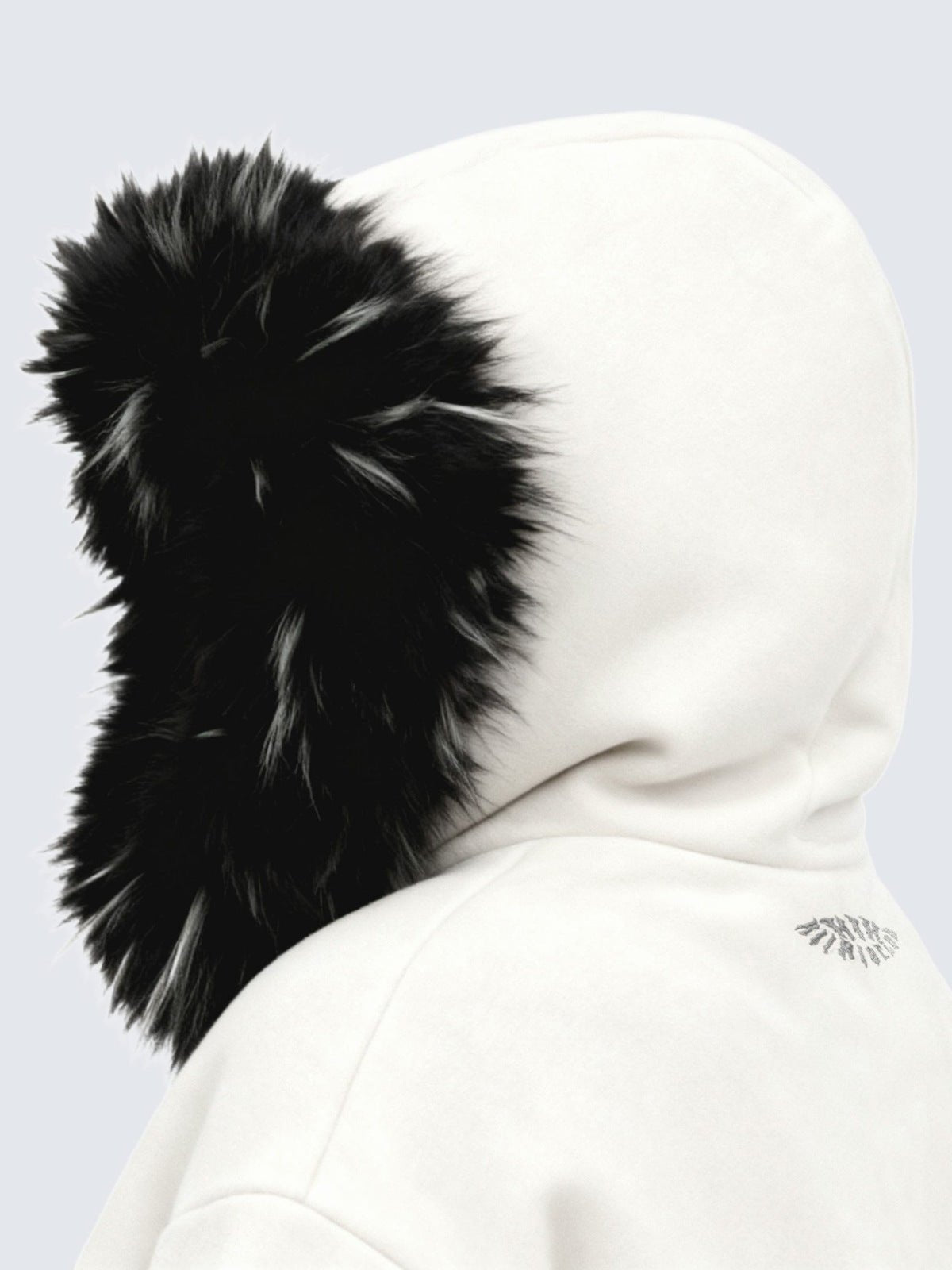Zip Hoodie mit Fellkapuze – Nahaufnahme von Fellkapuze und Rückenstickerei | XoKool