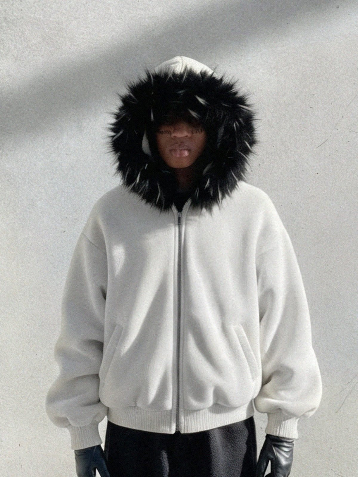 Zip Hoodie mit Fellkapuze – am Model, Vorderansicht | XoKool