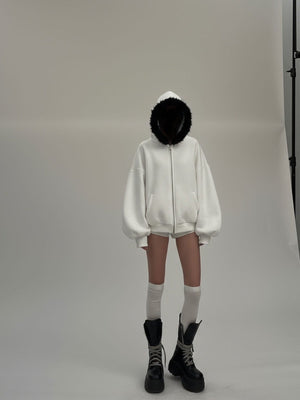 Zip Hoodie mit Fellkapuze – am Model, Ganzkörperansicht | XoKool