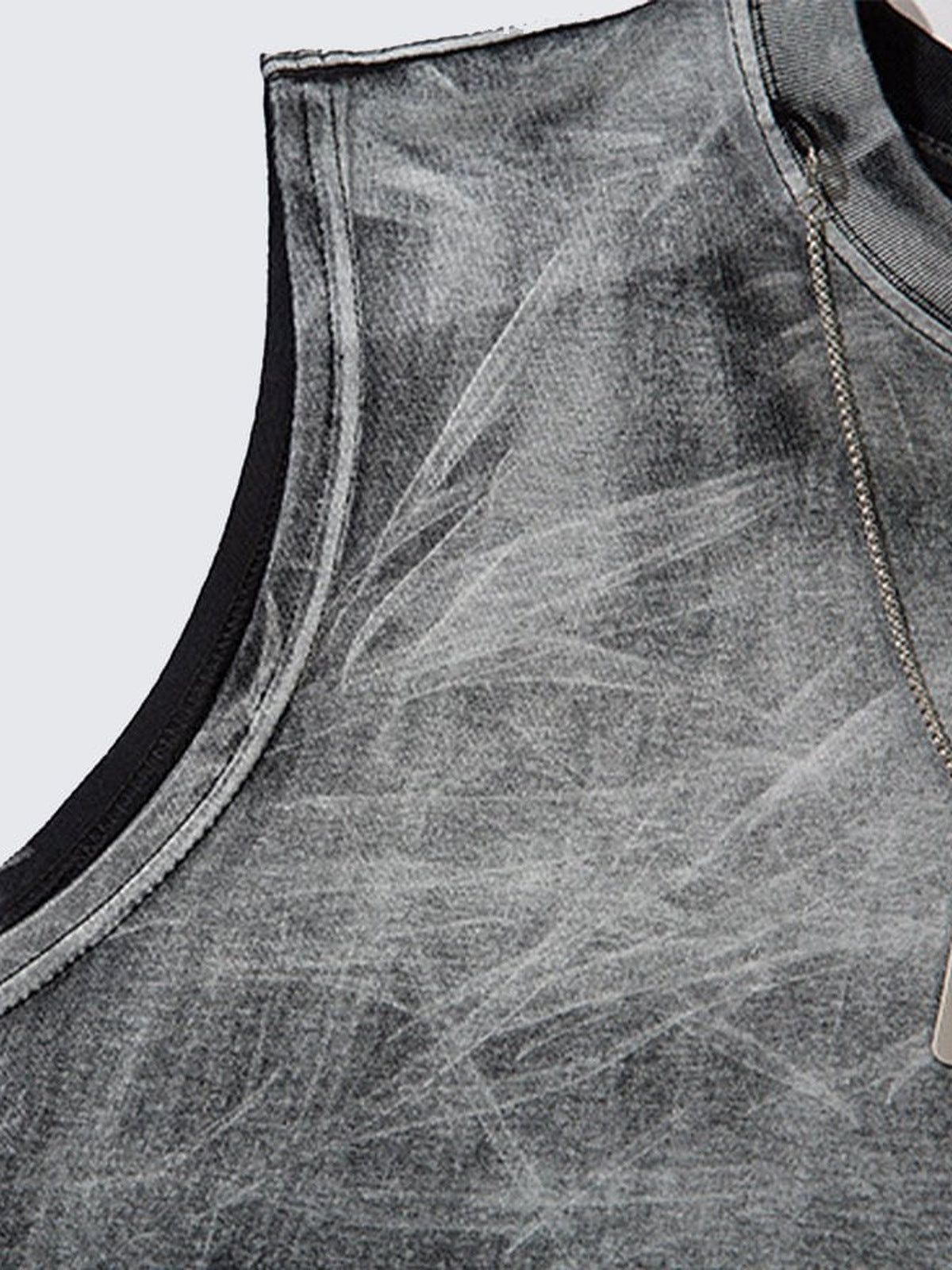 Ombré Tanktop mit Anhänger und ausgefranstem Saum – Nahaufnahme Anhänger und Waschung | XoKool