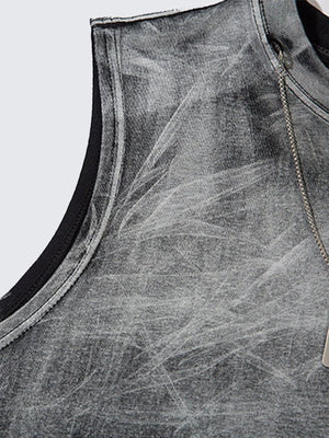 Ombré Tanktop mit Anhänger und ausgefranstem Saum – Nahaufnahme Anhänger und Waschung | XoKool