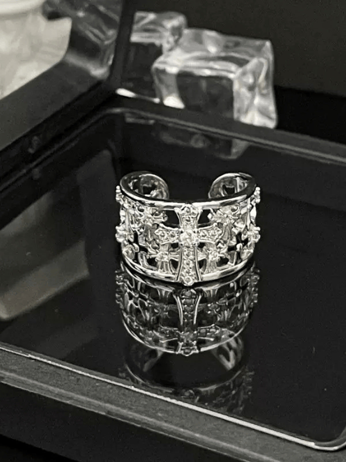 Ring mit Kreuz-Durchbruch und klaren Steinen – Ring auf Spiegeltablett, Vorderansicht | XoKool