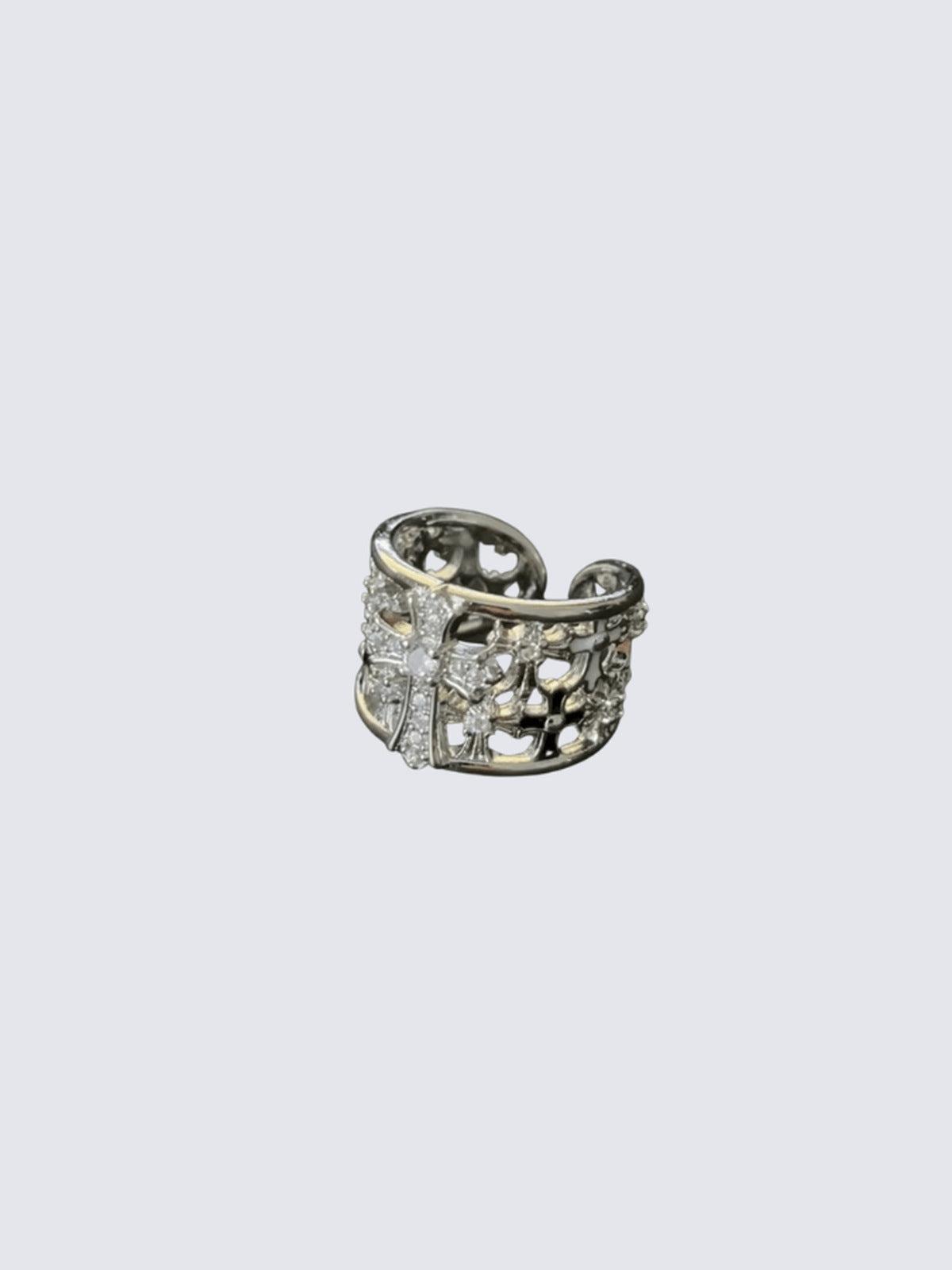 Anillo de banda calada con cruz y piedras transparentes – anillo plateado, vista en ángulo (duplicado de 0) | XoKool