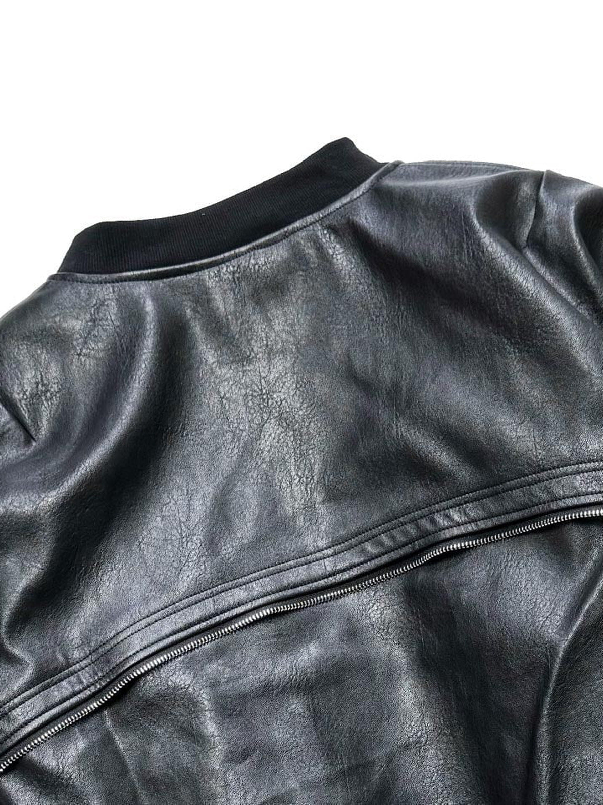 Chaqueta bomber de cuero sintético – En modelo, lateral trasero | XoKool