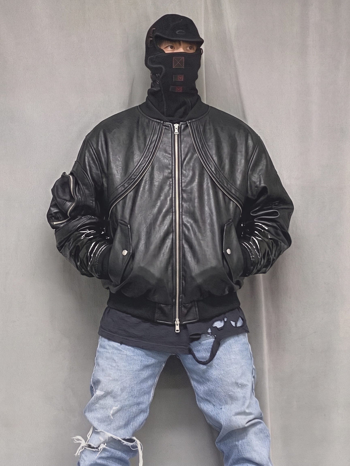 Chaqueta bomber de cuero sintético – En modelo, frente, con pasamontañas | XoKool