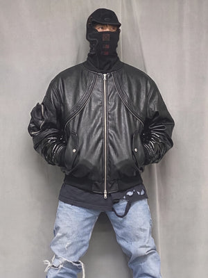 Chaqueta bomber de cuero sintético – En modelo, frente, con pasamontañas | XoKool