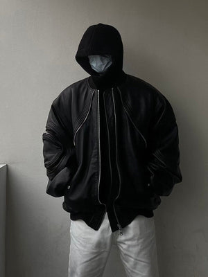 Chaqueta bomber oversize negra de cuero sintético – En modelo con capucha, frente | XoKool