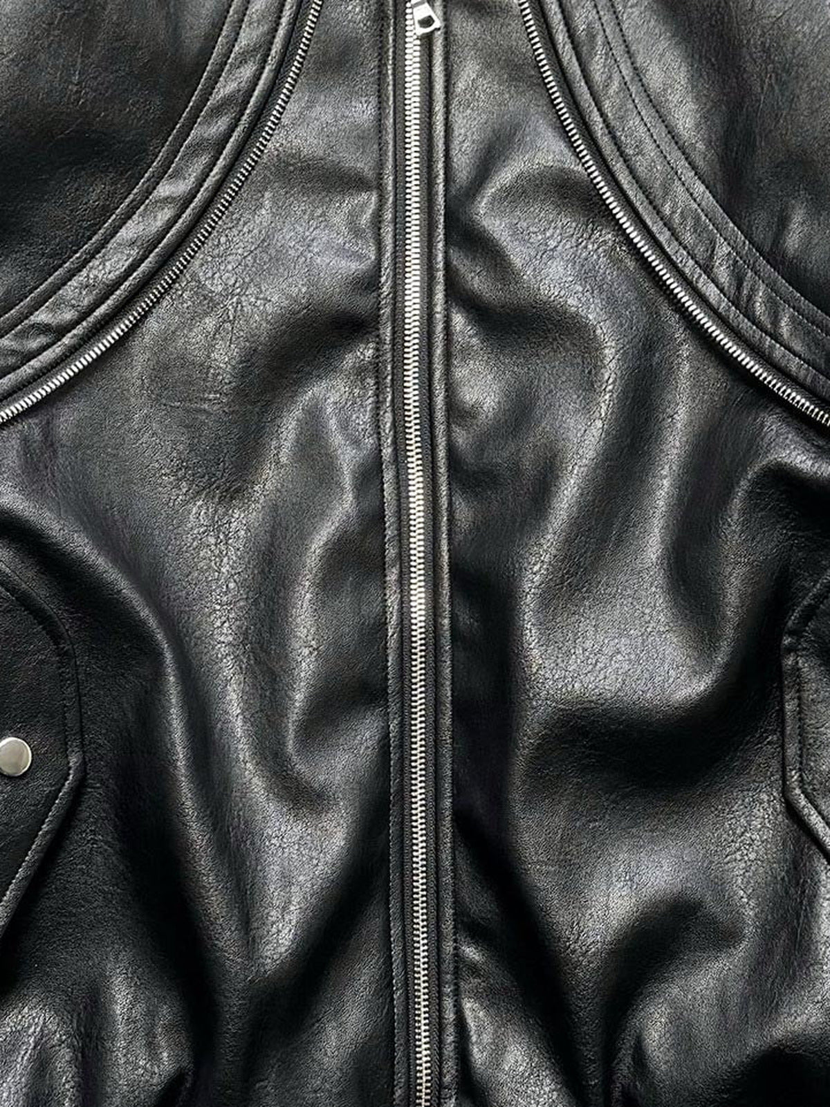 Chaqueta bomber de cuero sintético – Primer plano del bolsillo del hombro | XoKool