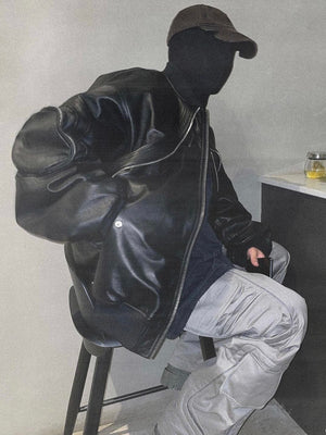 Chaqueta bomber oversize negra de cuero sintético – Foto urbana, sentado | XoKool