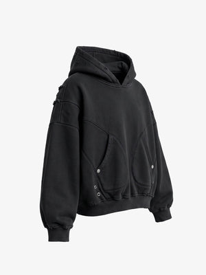 Hoodie negro oversize con panel de X en la espalda – 3/4 en plano | XoKool