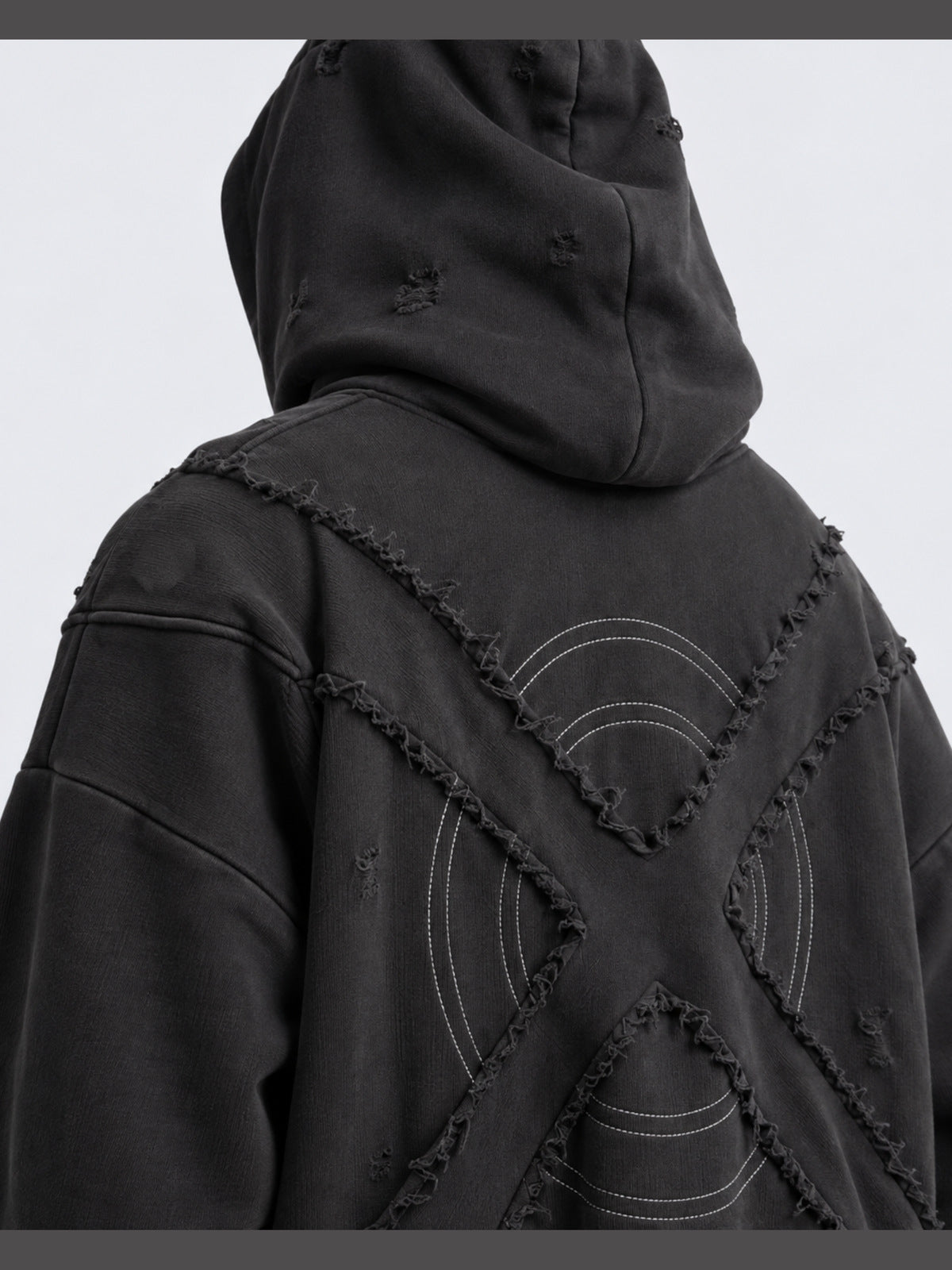 Hoodie negro con panel de X – detalle de la capucha trasera y del panel de X | XoKool