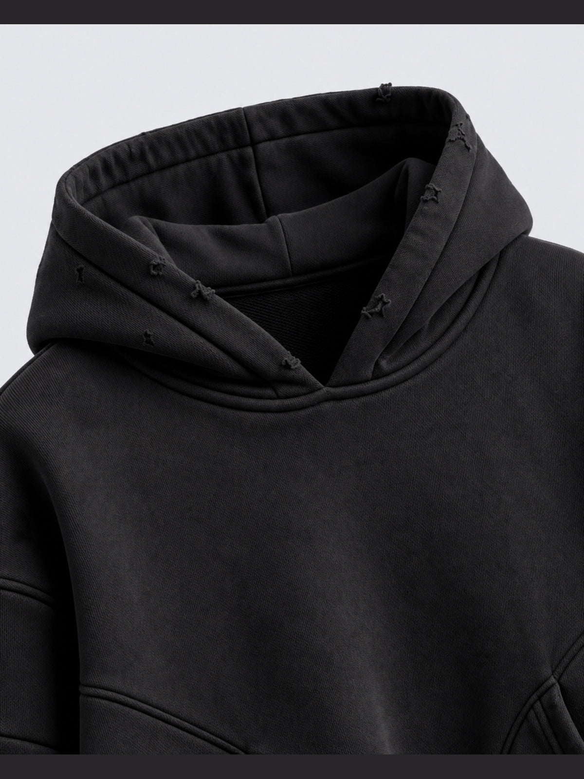 Hoodie negro con panel de X – detalle de la capucha | XoKool