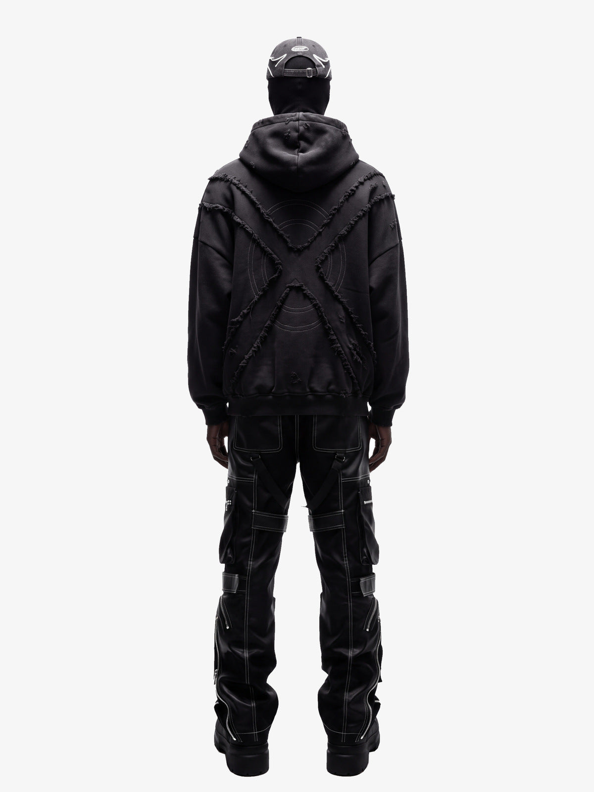 Hoodie negro con panel de X – en modelo, espalda | XoKool