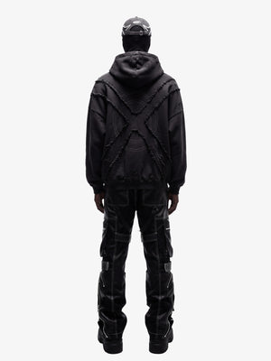 Hoodie negro con panel de X – en modelo, espalda | XoKool