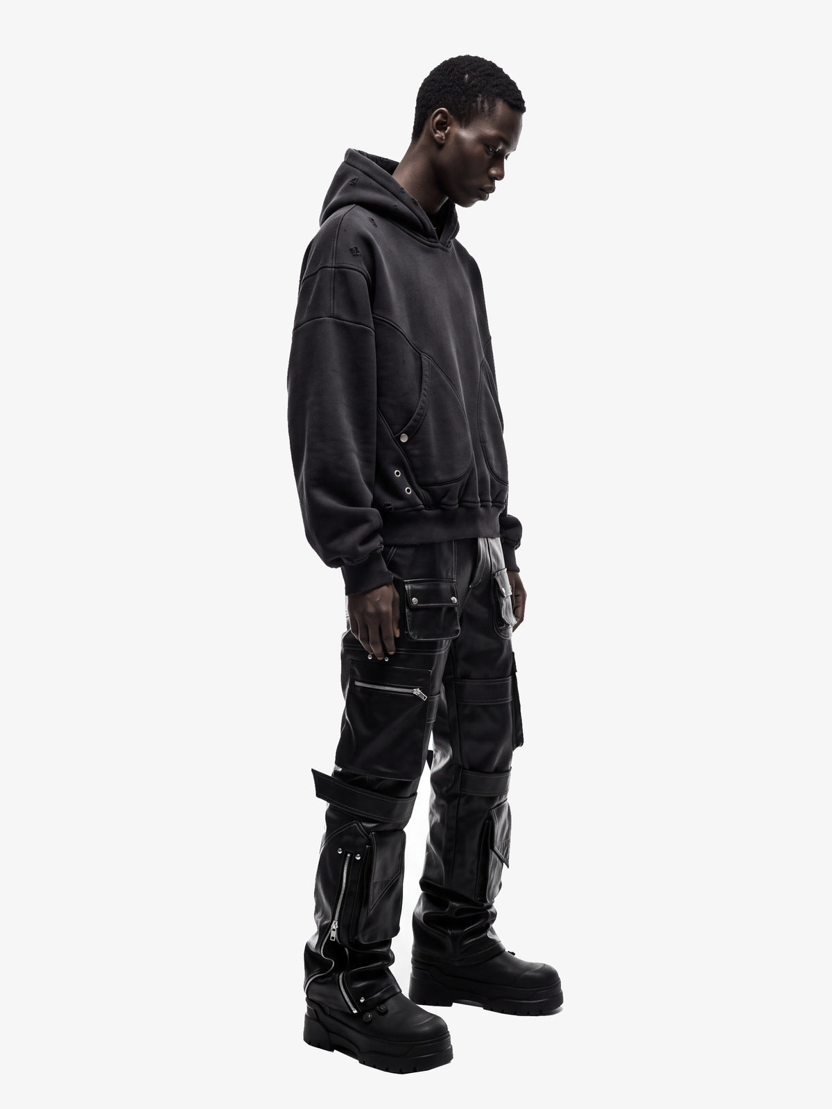 Oversized Schwarzer Hoodie mit X-Panel am Rücken – am Model, seitlich Ganzkörper | XoKool