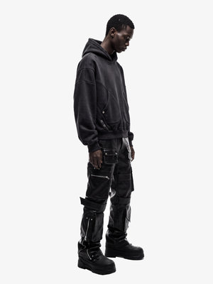 Hoodie negro oversize con panel de X en la espalda – en modelo, lateral de cuerpo completo | XoKool