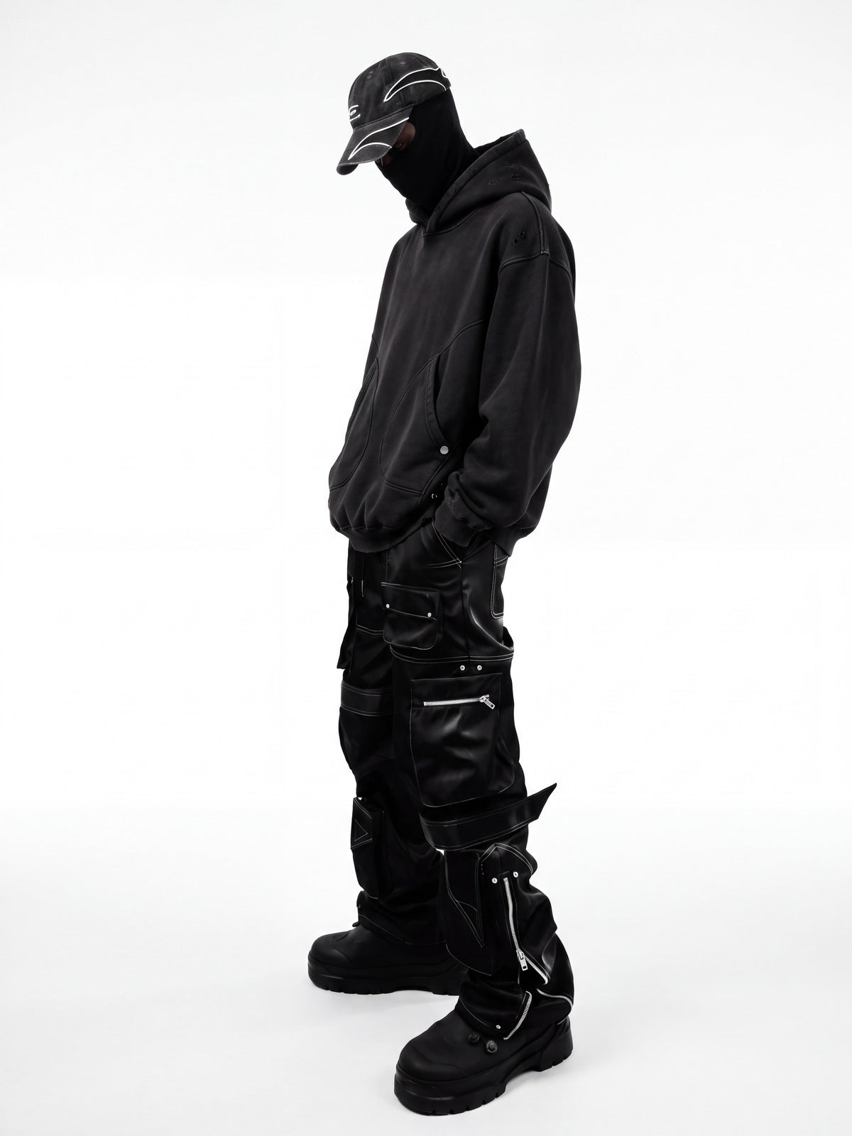 Hoodie negro con panel de X – en modelo, lateral, capucha | XoKool