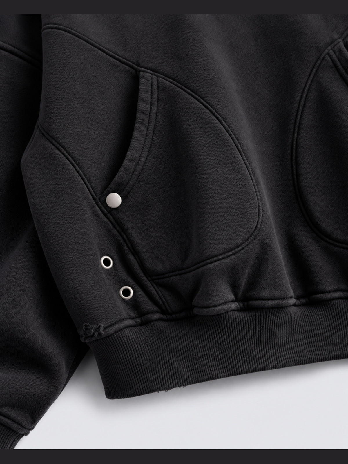 Hoodie negro con panel de X – detalle de los broches del bolsillo | XoKool