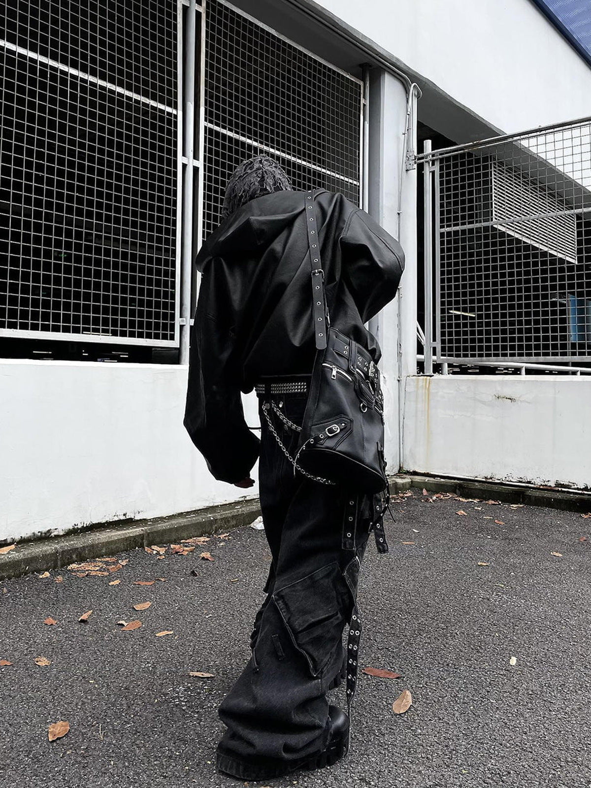 Chaqueta oversize de cuero sintético con capucha y cierre – foto urbana, vista trasera | XoKool