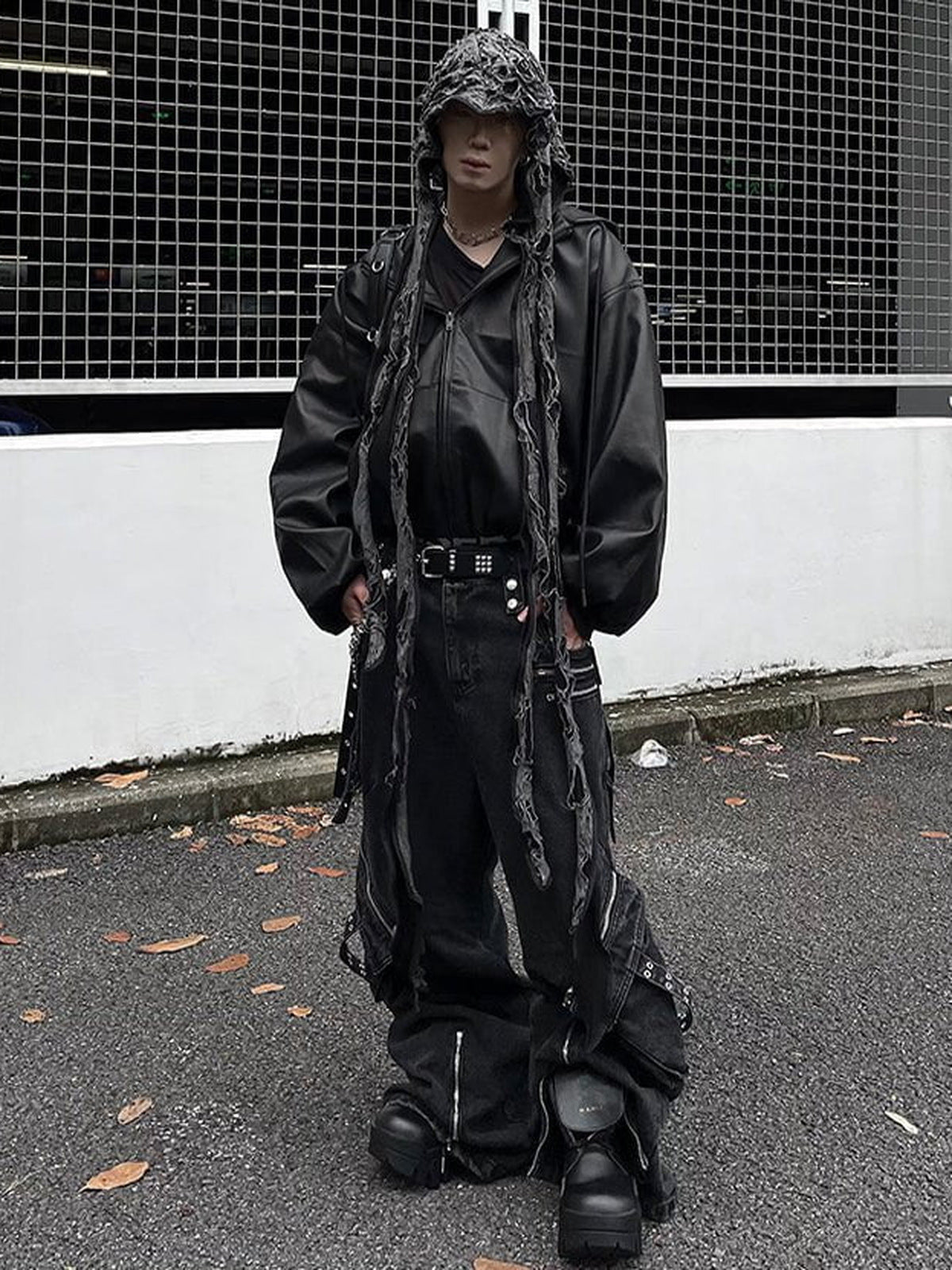 Chaqueta oversize de cuero sintético con capucha y cierre – foto urbana, vista frontal | XoKool