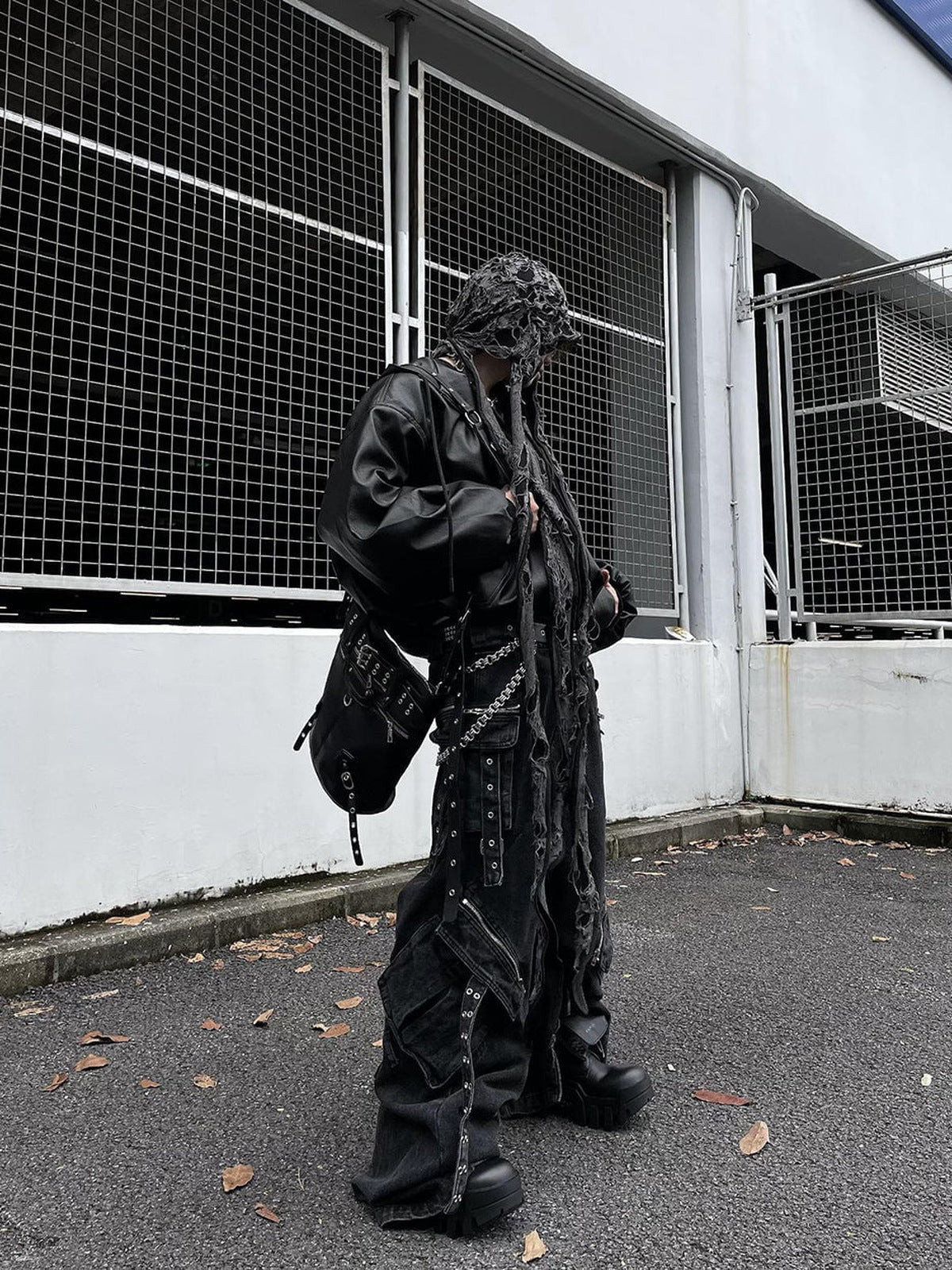 Oversized Kapuzenjacke aus Kunstleder mit Reißverschluss – Streetfoto, seitlich | XoKool
