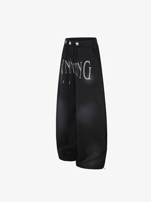 Oversized Jogginghose – Schwarz, Vorderseite schräg | XoKool
