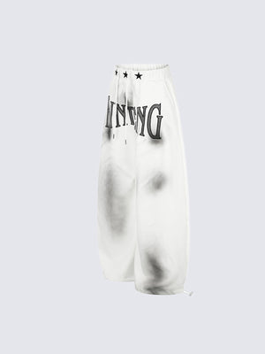 Oversized Jogginghose mit verblasstem Spray-Print – Weiß, Vorderseite schräg | XoKool