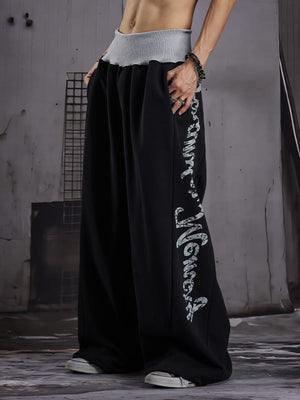 Pantalones deportivos oversize – Negro, lateral en modelo | XoKool