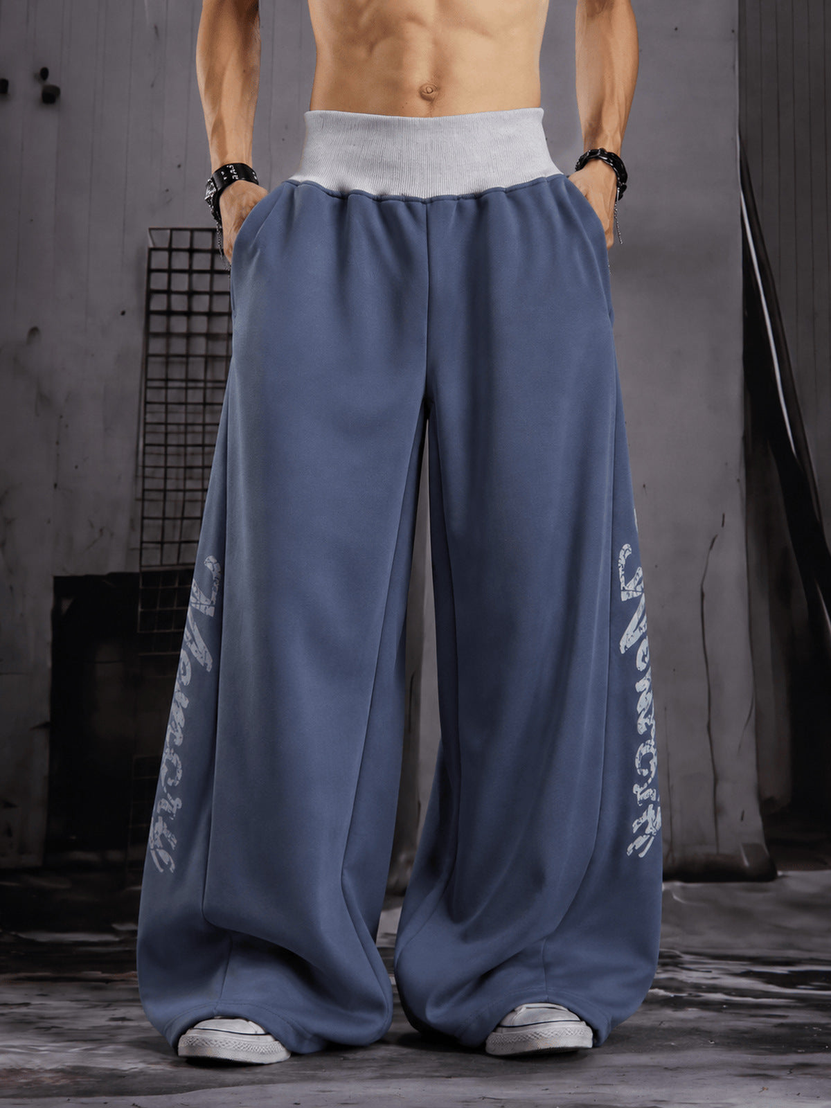 Pantalones deportivos oversize – Azul pizarra, en modelo de frente | XoKool