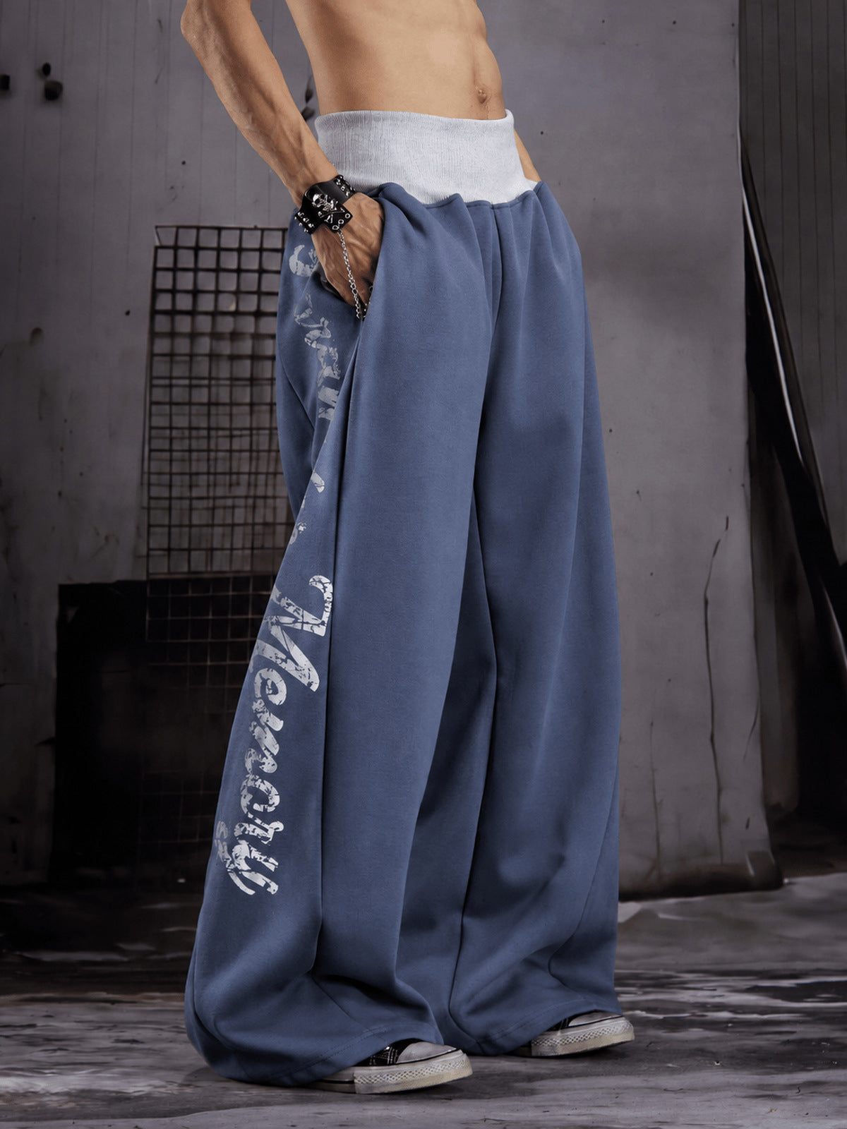 Pantalones deportivos oversize – Azul pizarra, lateral en modelo | XoKool