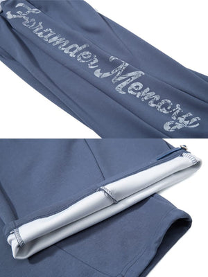 Pantalones deportivos oversize – Azul pizarra, detalle del estampado en letra cursiva y del bajo | XoKool