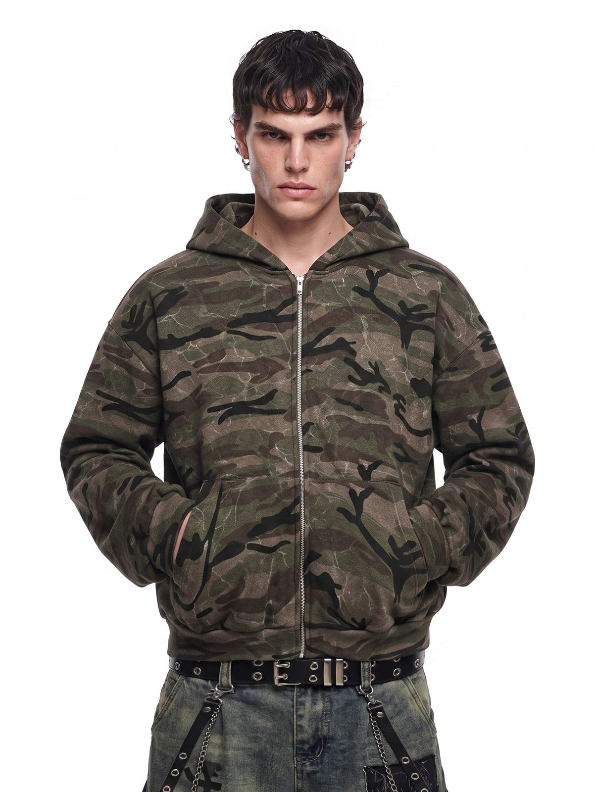Oversized Woodland Camo Zip Hoodie – am Model, Vorderseite | XoKool