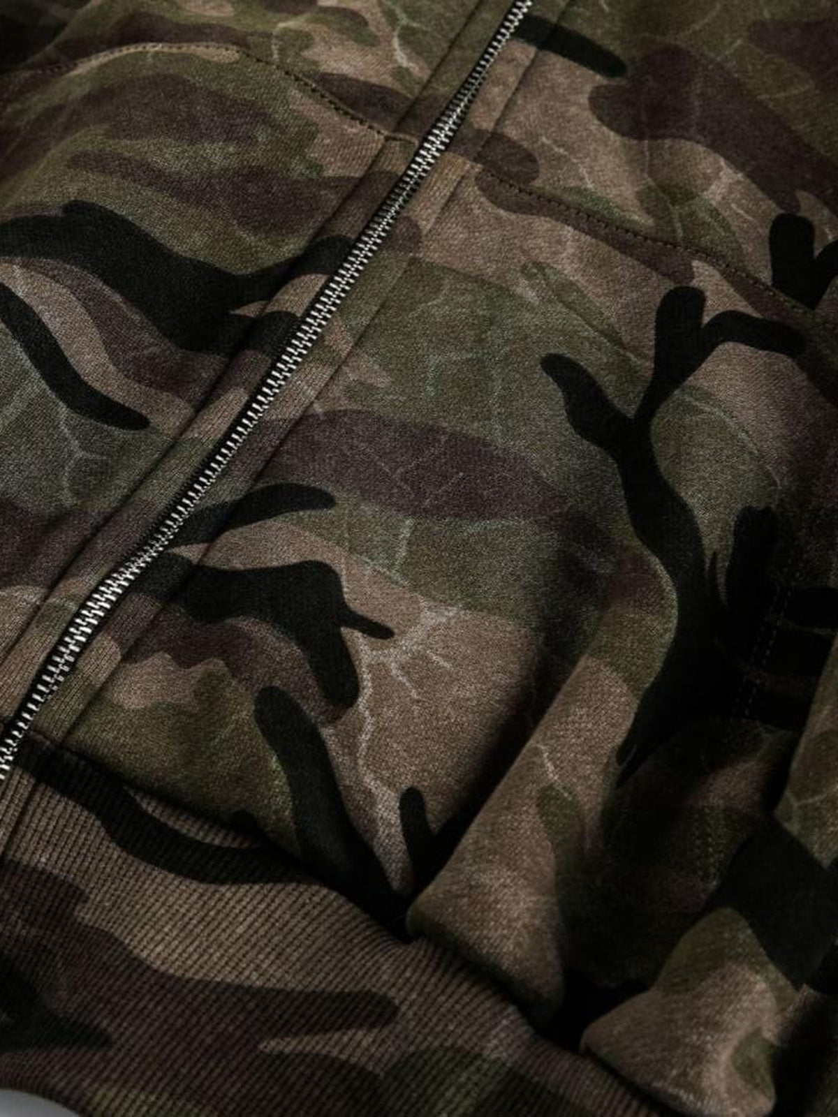 Camo Zip Hoodie – Detailansicht Reißverschluss und Tasche | XoKool