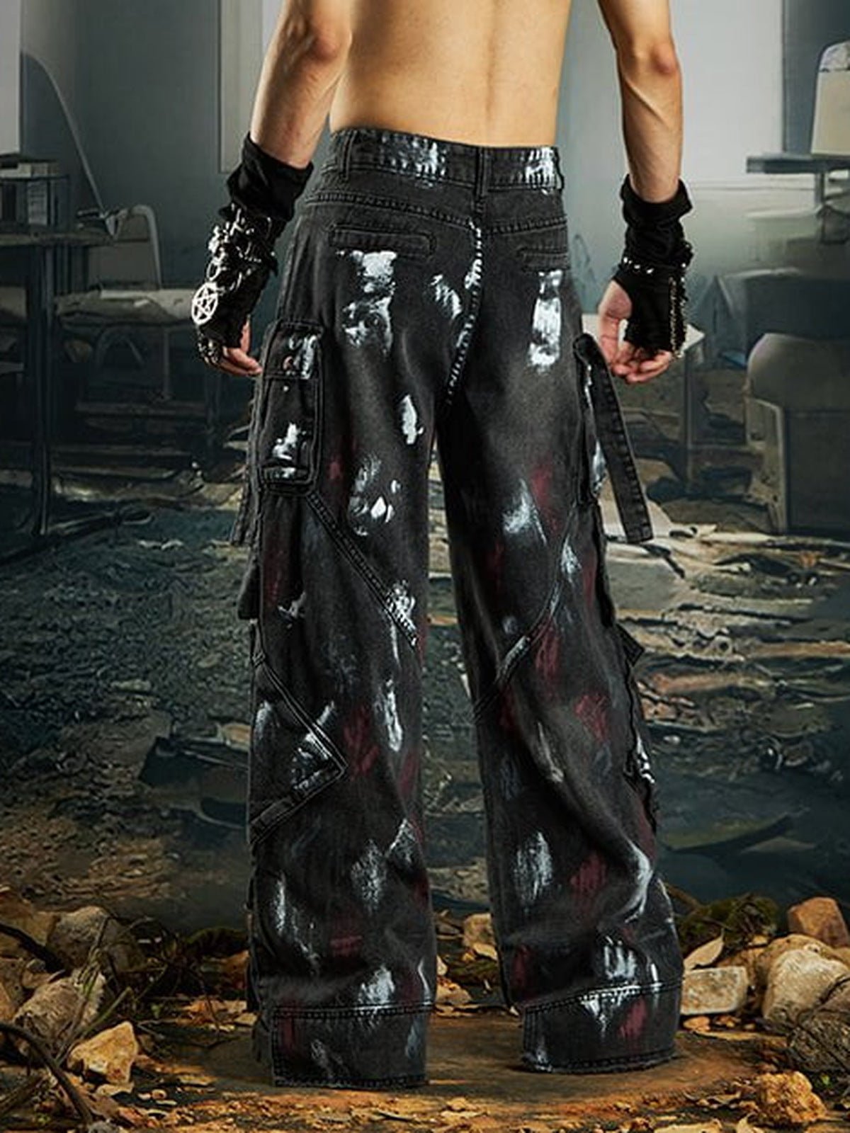 Jeans cargo con salpicaduras de pintura – Negro sobre modelo, espalda | XoKool