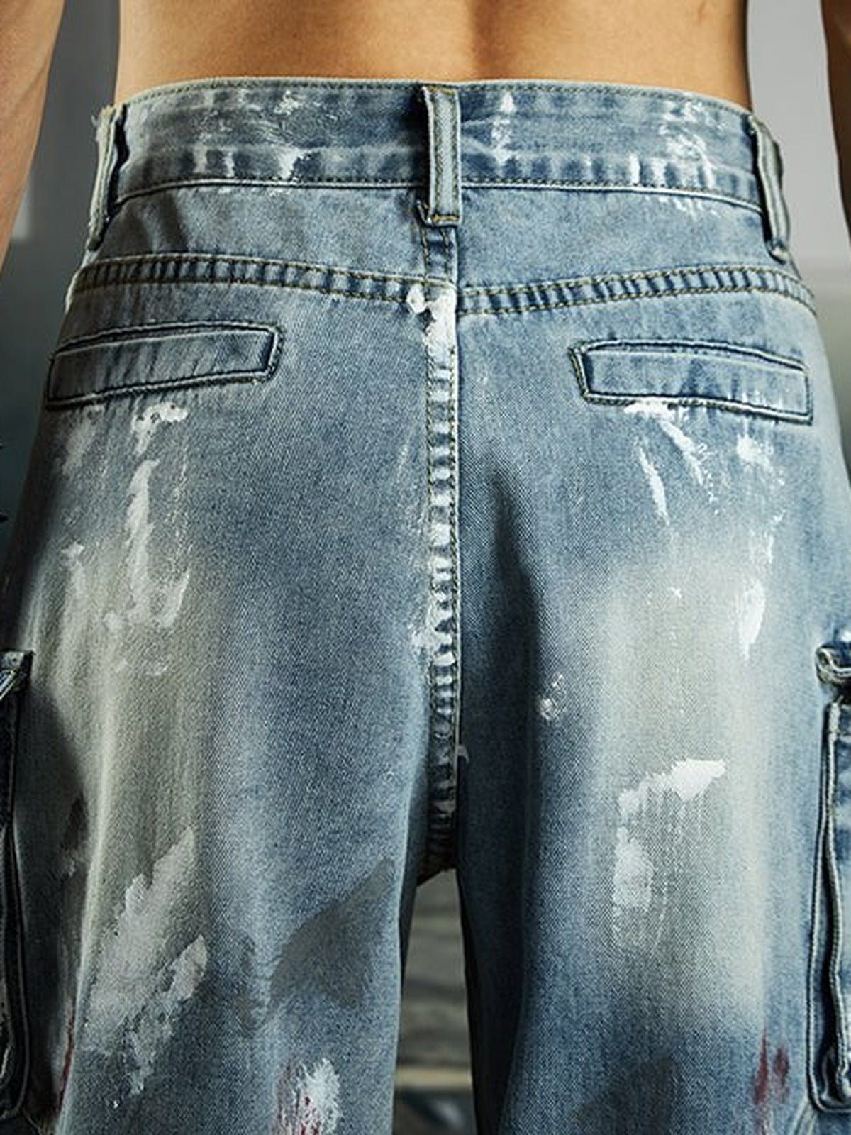 Jeans cargo con salpicaduras de pintura – Azul claro, detalle de la parte trasera | XoKool