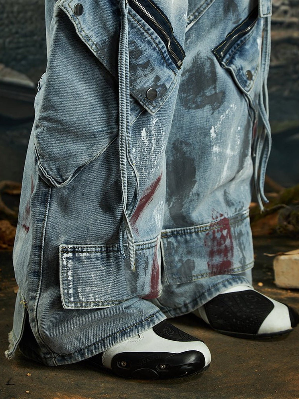 Jeans cargo con salpicaduras de pintura – Azul claro, detalle del bajo y el bolsillo cargo | XoKool