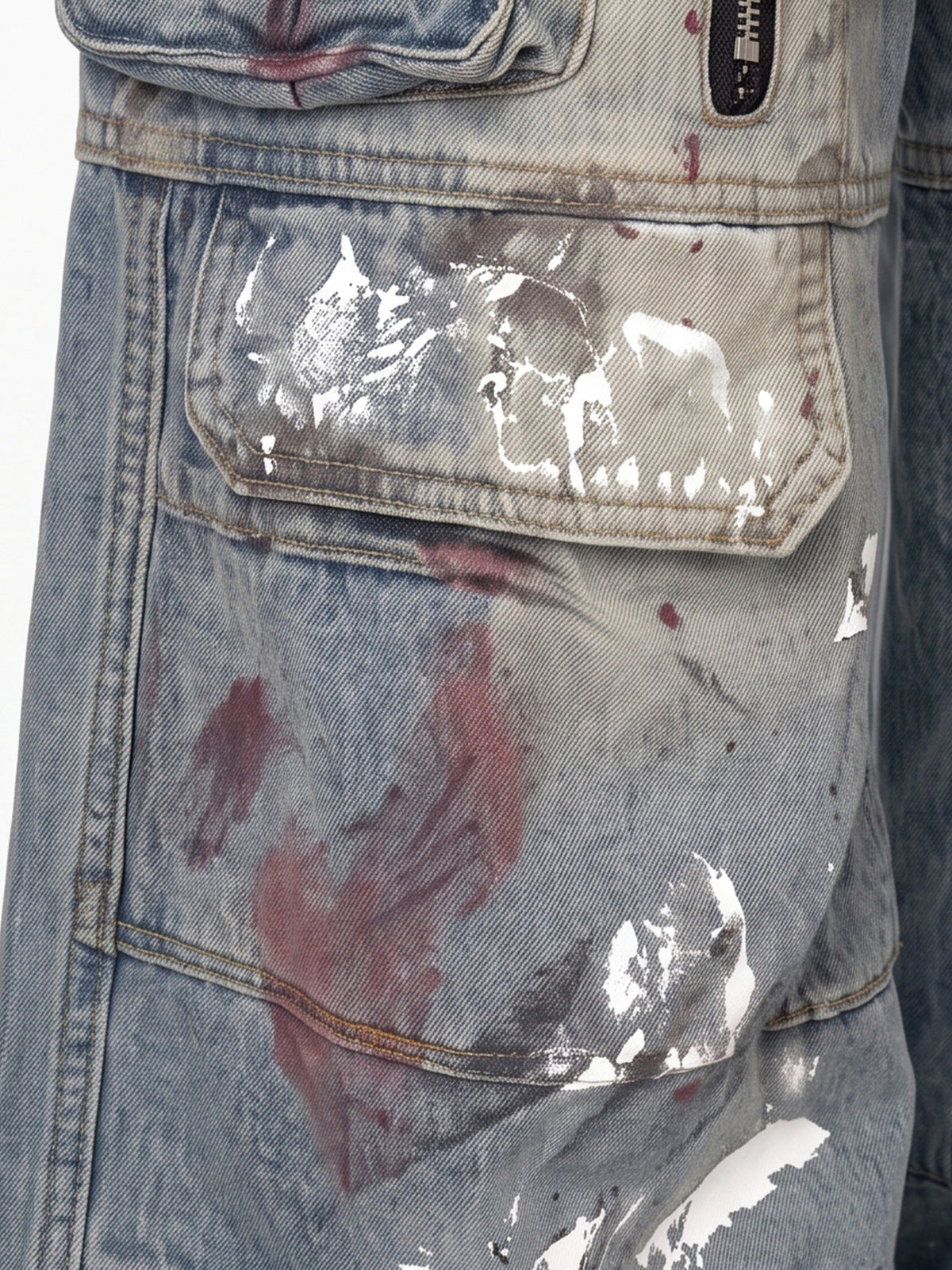 Cargo Jeans mit Farbspritzern – Nahaufnahme der Cargotasche mit Farbe | XoKool