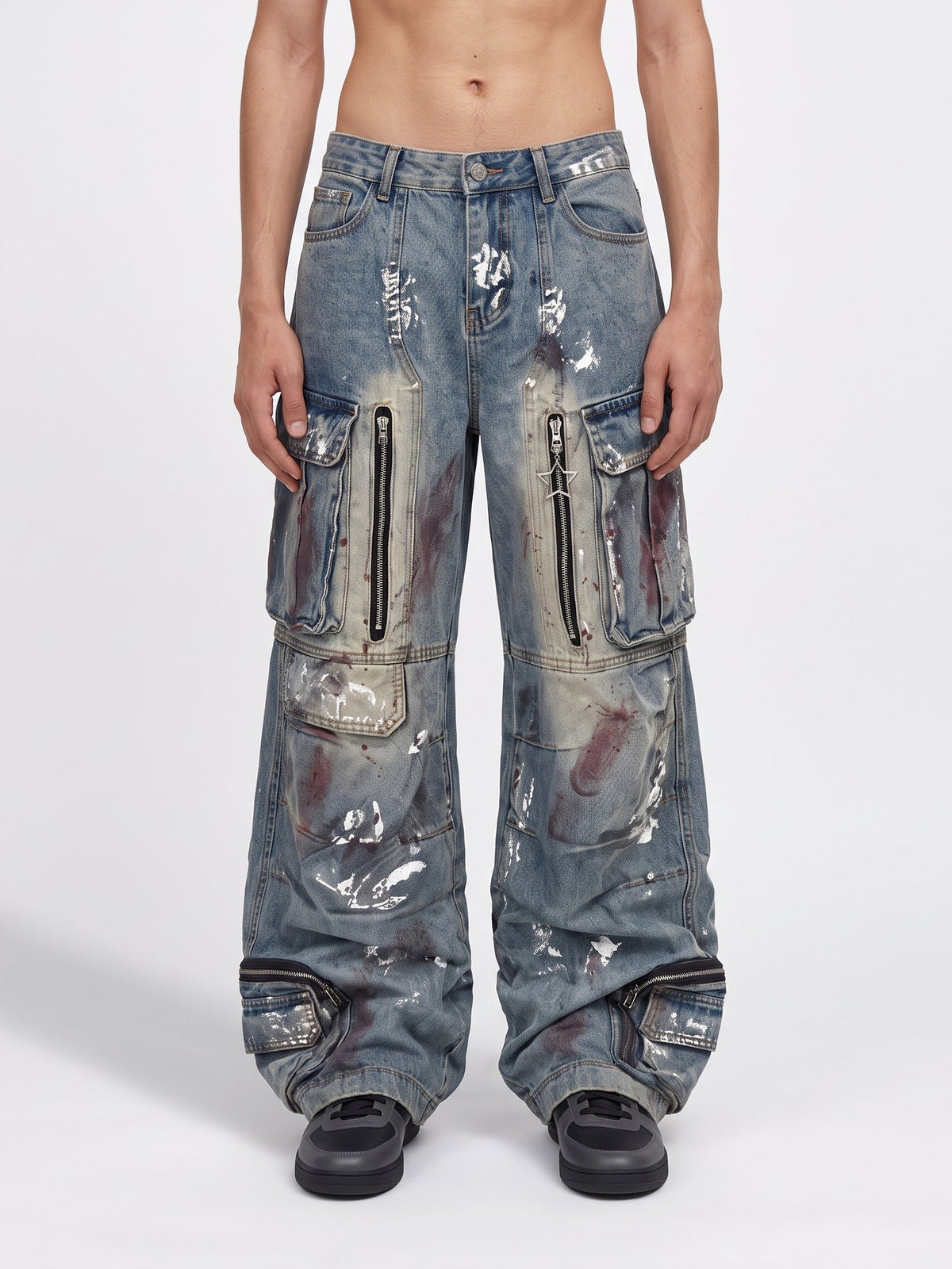 Wide Leg Cargo Jeans mit Farbspritzern und Reißverschlüssen – am Model, Vorderansicht | XoKool