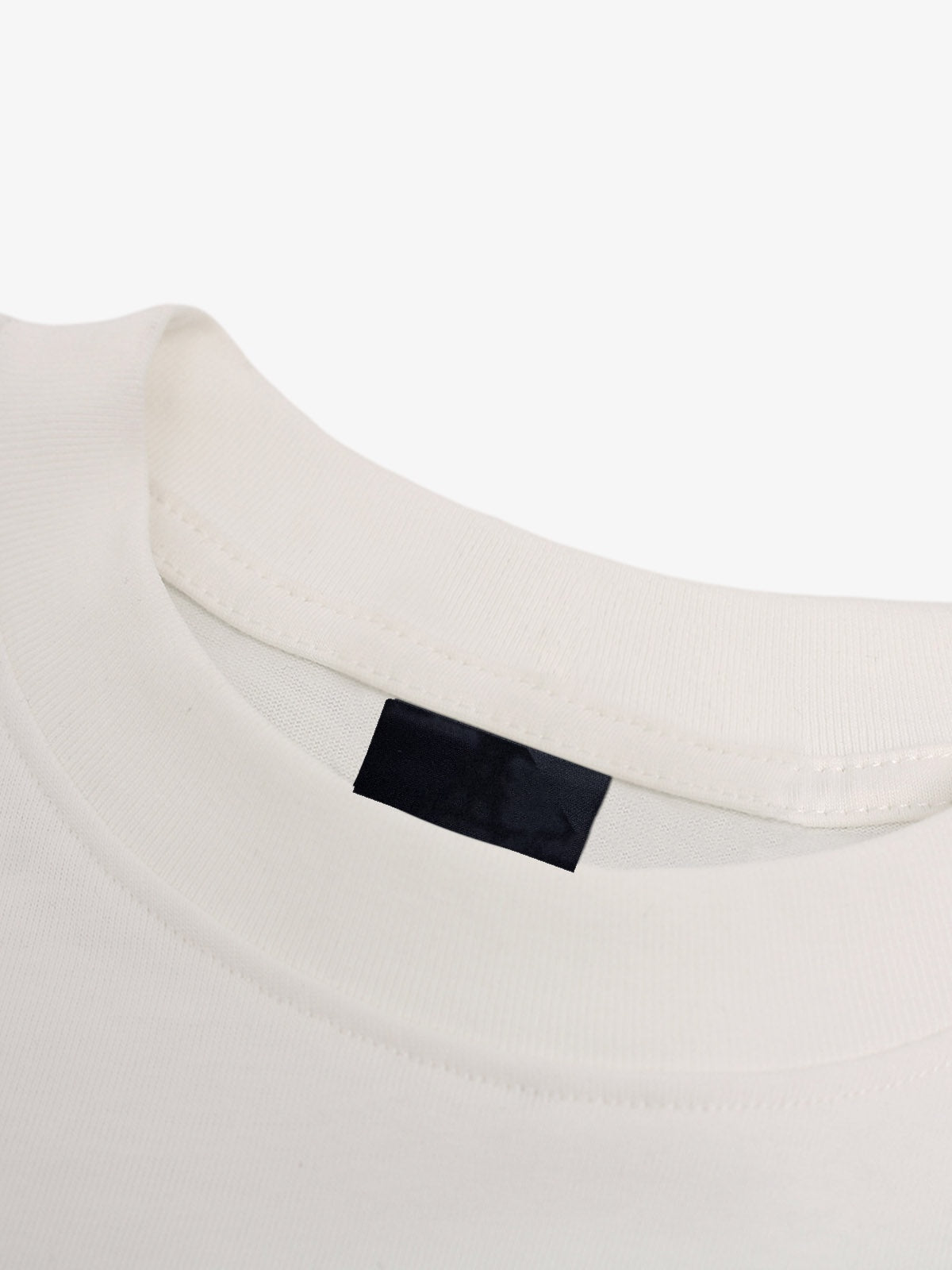 Camiseta de manga larga con mangas en capas y escudo de corona – detalle del cuello | XoKool