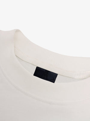 Camiseta de manga larga con mangas en capas y escudo de corona – detalle del cuello | XoKool